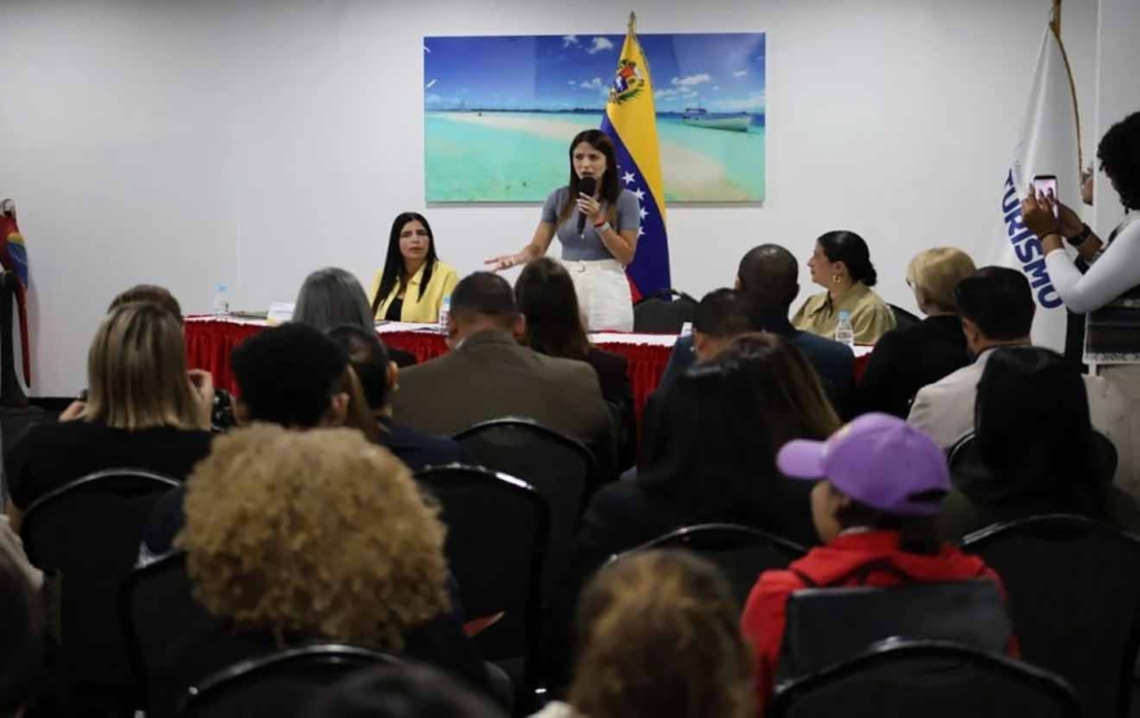 Ministra Daniella Cabello sostuvo reunión con representantes de AVECINTEL para fortalecer alianzas copia