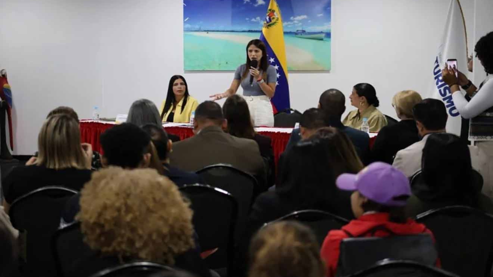 Ministra Daniella Cabello sostuvo reunión con representantes de AVECINTEL para fortalecer alianzas copia