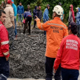 Ponen a salvo a 45 turistas varados en la Cascada del Vino