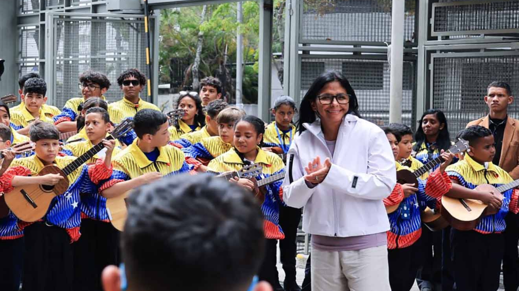 Presidenta (E) Delcy Rodríguez junto al Sistema de Orquestas