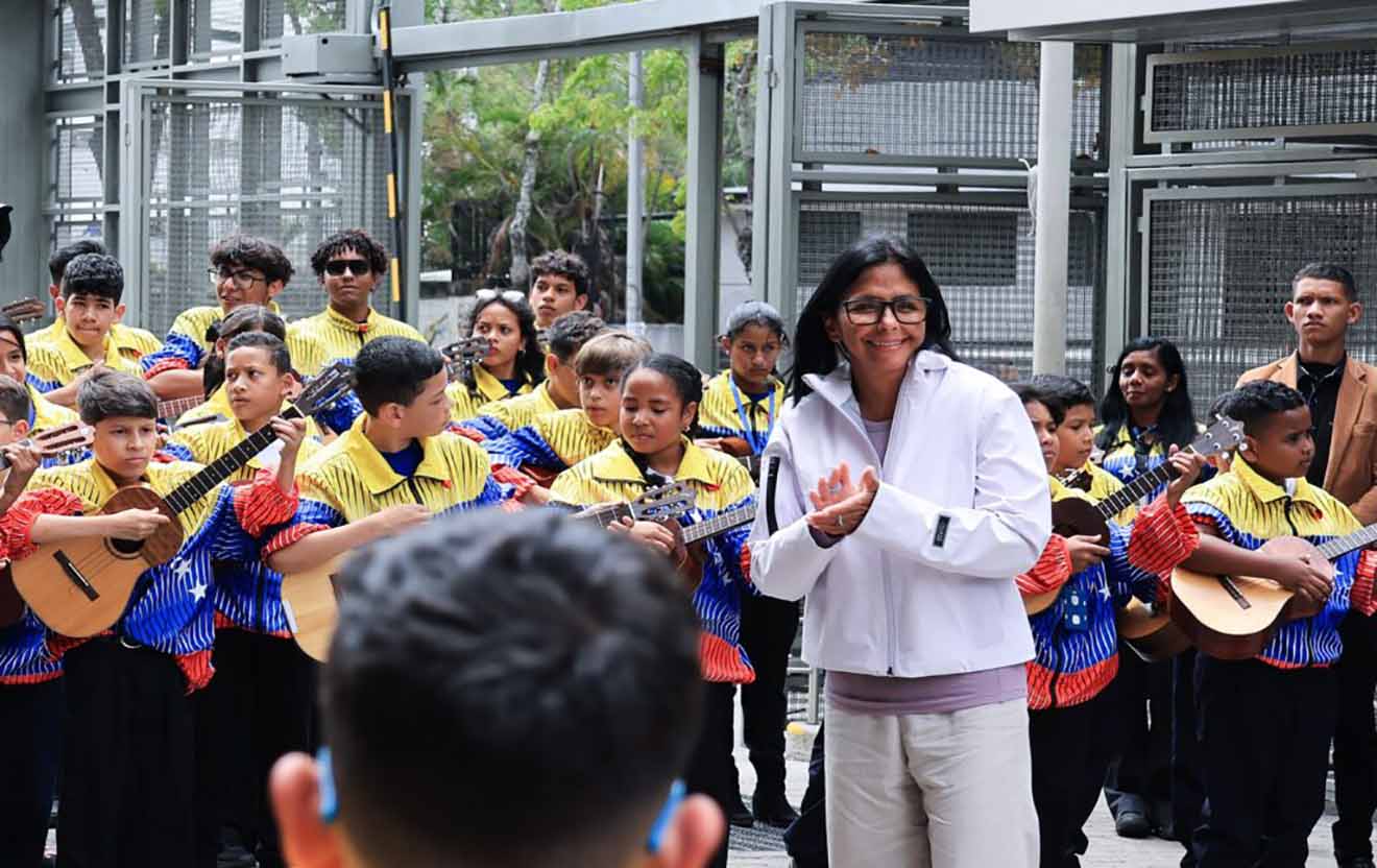 Presidenta (E) Delcy Rodríguez junto al Sistema de Orquestas