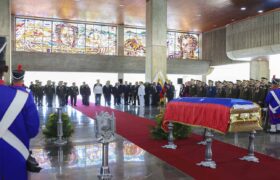 Presidenta (E) Delcy Rodríguez rindió homenaje al Coronel Helmer David Prato Veloz