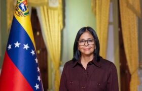 Presentan foto oficial de presidenta (E) Delcy Rodríguez para líneas de mando de la FANB
