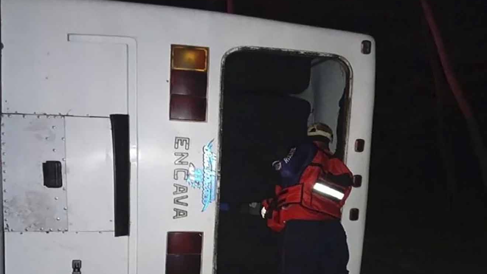 Al menos 10 lesionados dejó volcamiento de bus en en la Autopista José Antonio Páez copia