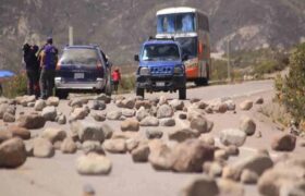 Choferes de Bolivia inician bloqueo nacional por gasolina contaminada y mal estado vial