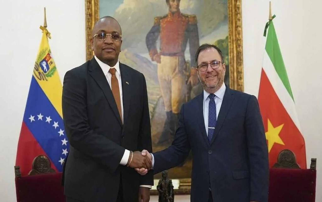 Canciller Yván Gil da la bienvenida al homólogo de Surinam para fortalecer nexos bilaterales copia