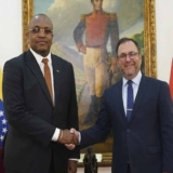 Canciller Yván Gil da la bienvenida al homólogo de Surinam para fortalecer nexos bilaterales copia