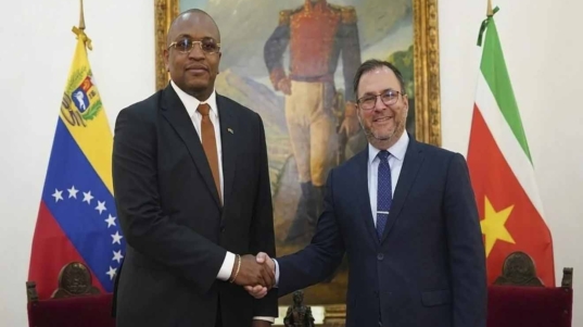 Canciller Yván Gil da la bienvenida al homólogo de Surinam para fortalecer nexos bilaterales copia