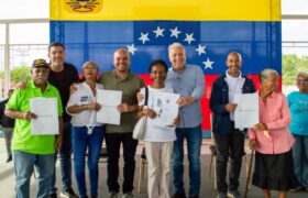 Gobernador Elio Serrano entrega 462 títulos de propiedad de tierra