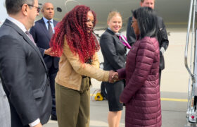 Presidenta (E) Delcy Rodríguez llega a Países Bajos para ejercer histórica defensa en la CIJ