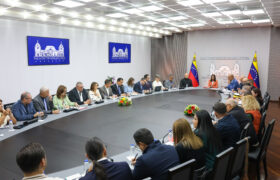 Designan comisiones para reestructuración y gestión eficiente del Gobierno