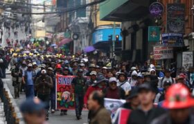Bolivia afronta huelga general y crece presión popular contra Rodrigo Paz