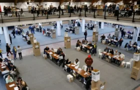Cierran colegios electorales y comienza el escrutinio en Colombia