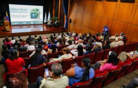 Inició el seminario «Comunicación para la Conciencia Ambiental» en el auditorio del Mincyt con una clase magistral