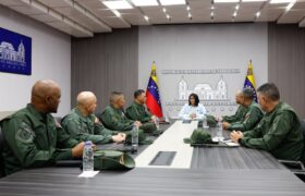 Presidenta (E) Delcy Rodríguez encabeza reunión estratégica con el Alto Mando Militar