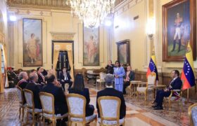 Presidenta (E) Delcy Rodríguez condecora a defensores de la Guayana Esequiba