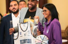 Presidenta (E) Delcy Rodríguez condecora a campeonas y campeones del baloncesto en el Palacio de Miraflores