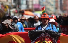 Organizaciones de Bolivia continúan protestas y exigen renuncia del presidente Rodrigo Paz