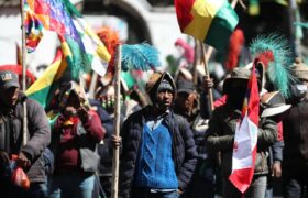 Dirigentes campesinos bolivianos rechazan negociaciones entre la COB y el gobierno de Rodrigo Paz