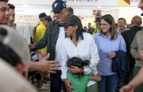 Presidenta (E) visita a familias del campamento transitorio en Catia La Mar