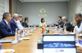 Presidenta (E) Delcy Rodríguez visita conglomerado industrial en Mumbai y aborda uso de energías renovables