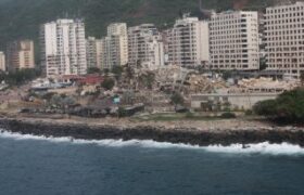Presidenta E Delcy Rodríguez inspecciona zonas afectadas de La Guaira vía aérea