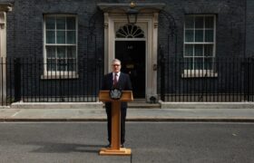 Primer ministro británico dimite de su cargo tras presiones de ministros y diputados