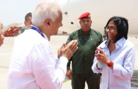 Presidenta (E) Delcy Rodríguez aterriza en la ciudad de Jamnagar y es recibida por autoridades locales