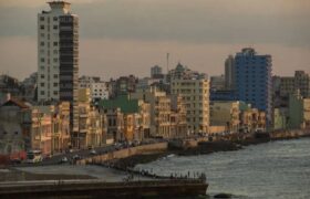 Cuba aprueba 176 reformas para dinamizar economía en medio de reforzado bloqueo de EEUU