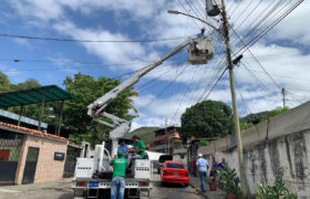 Sustituyen luminarias en Los Naranjos de Guarenas tras consulta popular