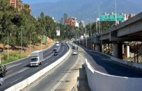 Anuncian cierre preventivo de dos canales de la autopista Valle-Coche