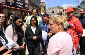 Presidenta Delcy Rodríguez visita El Junquito para evaluar avances en rehabilitación estructural y despliegue de asistencia integral