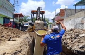 Gobierno Bolivariano atiende 200 familias con sustitución de colectores en Maracay