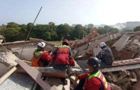 Bomberos de Mérida solidarios en La Guaira tras devastadores sismos