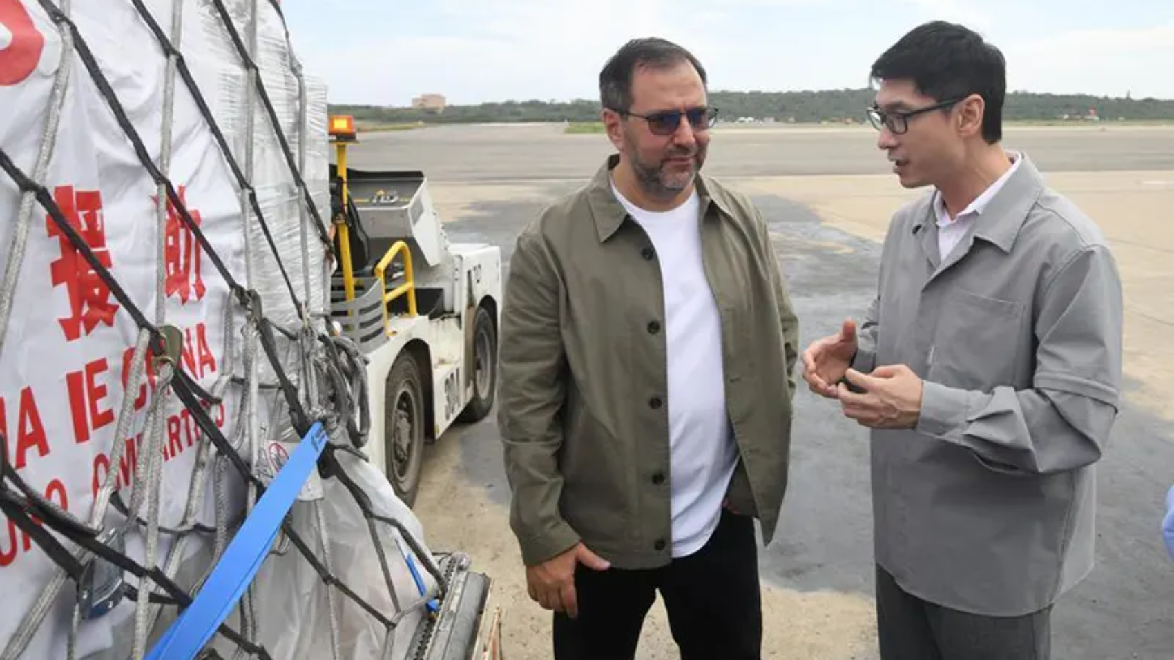 Canciiler Gil y Embajador chino Foto Xinhua
