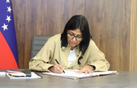 Presidenta (E) Delcy Rodríguez lidera firma del Reglamento de la Ley de Hidrocarburos