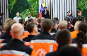 Presidenta (E) Delcy Rodríguez condecora a rescatistas de Italia y Suiza por su labor en Venezuela