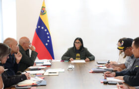 Presidenta Delcy Rodríguez evalúa despliegue de campamentos transitorios en reunión con Estado Mayor