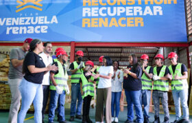 Presidenta Delcy Rodríguez visita carpintería comunal reactivada por el Poder Popular para el Plan «Venezuela Renace»