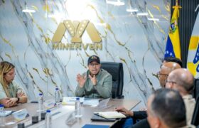 Ministro Héctor Silva fortalece planificación estratégica de Minerven para impulsar la producción aurífera