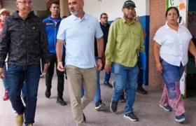 Supervisan atención integral a familias en el campamento transitorio del Liceo Andrés Bello