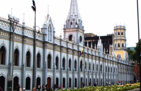 Autoridades supervisan trabajos de recuperación del Palacio de las Academias