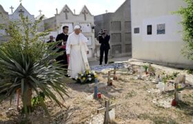 Papa León XIV denunció en Lampedusa el sistema económico que condena a los migrantes