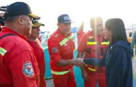 Presidenta (E) Delcy Rodríguez recorre base de operaciones de los rescatistas de Perú