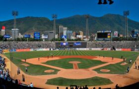 Estadios de pelota se convierten en centro de acopio y de operaciones