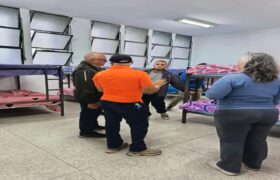 MInistro Carlos Alvarado supervisa campamentos transitorios de El Valle y Propatria