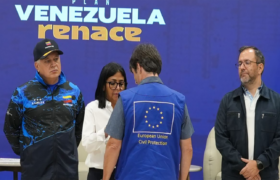 Presidenta encargada condecora a representantes de la Unión Europea por apoyo humanitario tras los sismos