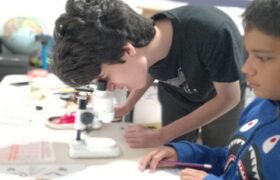 Jóvenes merideños se adentraron en el mundo de la microscopía con taller de biología