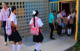 Estudiantes retoman actividades escolares este lunes en regiones sin afectaciones por terremotos