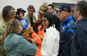 Presidenta (E) Delcy Rodríguez entregó unidades caninas de Venezuela a México para entrenamiento en labores de rescate
